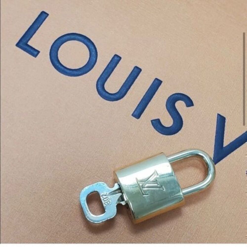 AUTHENTIC Near Mint Louis Vuitton lock and key - Picture 4 of 13